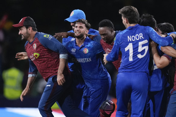 Les joueurs afghans célèbrent leur victoire à la Coupe du monde T20 contre l'Australie.