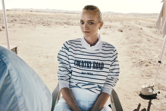 Modèle Gemma Ward dans une campagne marquant les 50 ans de Country Road.