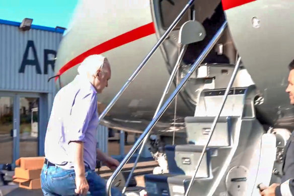 Julian Assange monte à bord d'un avion pour se rendre dans le Pacifique pour se présenter devant son tribunal américain.