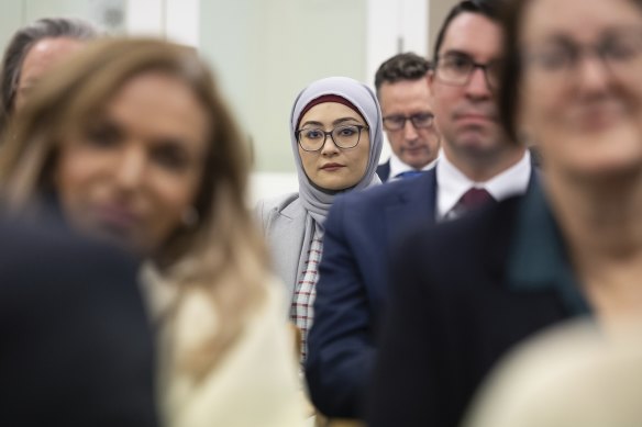 Fatima Payman et ses collègues écoutent Anthony Albanese s'adresser à une réunion du caucus travailliste mardi.