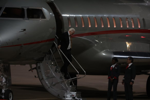 Julian Assange arrive à l'aéroport de Canberra mercredi soir.