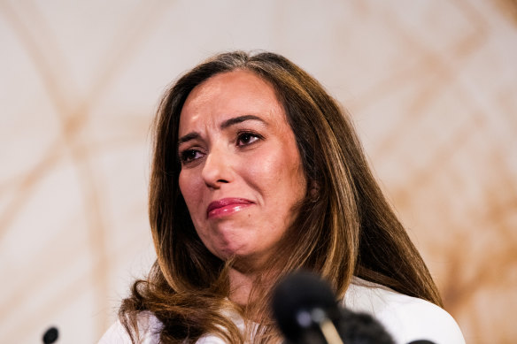 Stella Assange lors d'une conférence de presse après l'arrivée de son mari à Canberra.