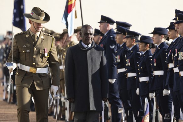 Le Premier ministre des Îles Salomon, Jeremiah Manele, lors de la cérémonie de bienvenue au Parlement mercredi.