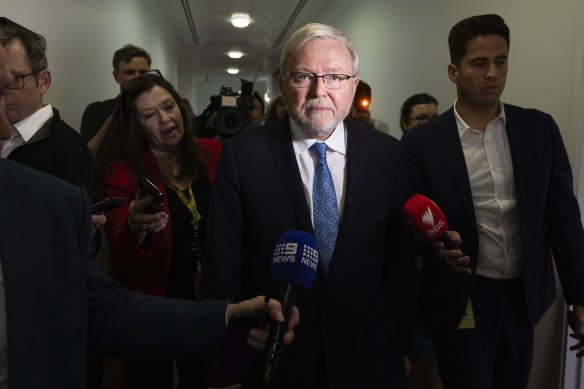 L'ambassadeur d'Australie aux États-Unis, Kevin Rudd, dans le couloir après une interview télévisée dans la galerie de presse du Parlement.