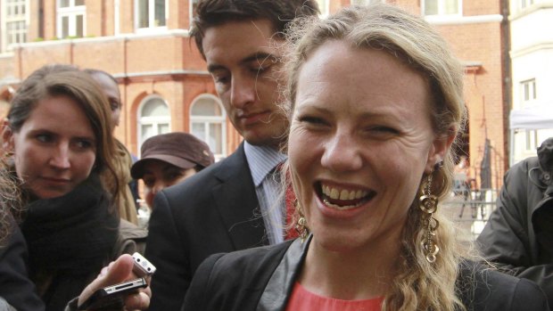 Sarah Harrison, alors assistante et petite amie d'Assange, remercie ses partisans devant l'ambassade de l'Équateur en 2012. 