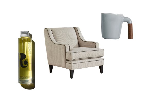 Huile corps et cheveux « This Love of Mine » ; fauteuil « Tarquin » ; mug « Cloud ».  