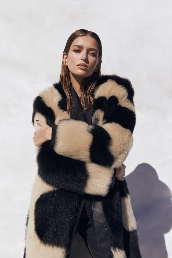 Manteau en fausse fourrure « In Illustration » de Zimmermann, 3 500 $, veste en soie, 1 500 $, et pantalon, 625 $. Boucles d'oreilles « Triplet » de Charlotte Chesnais, 845 $ chacune.