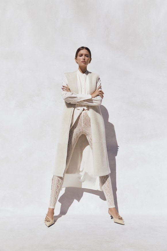 Manteau en peau de mouton Joseph, sur commande. Robe smoking en crêpe de soie « Claude » de Courtney Zheng, 800 $. Legging « Elda » de Camilla et Marc, 250 $. Chaussures « Garda » de Tony Bianco, 220 $.
