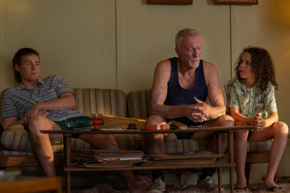 Lee Tiger Halley (à gauche) avec Bryan Brown et Felix Cameron dans Boy Swallows Universe.