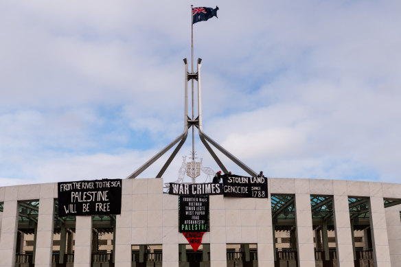 Les banderoles devant le Parlement jeudi matin.