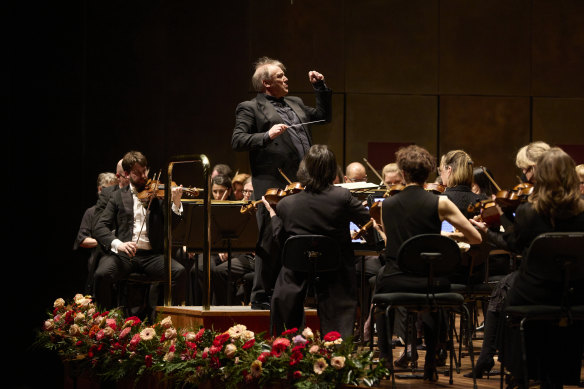 Le chef d'orchestre principal Jaime Martin dirige l'Orchestre symphonique de Melbourne. 