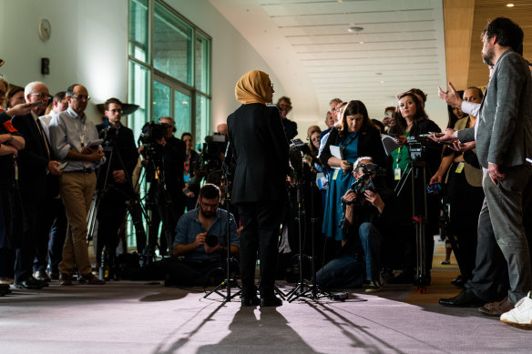La sénatrice Fatima Payman répond aux questions des médias après avoir annoncé qu'elle quittait le Parti travailliste.