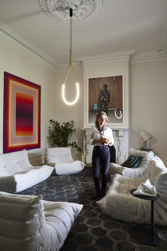 « La maison dégage une impression de grandeur, mais son énergie chaleureuse nous a séduits », explique Armstrong. Les œuvres d'art sont signées Elsbeth Shaw (au-dessus de la cheminée) et Andy Harwood.