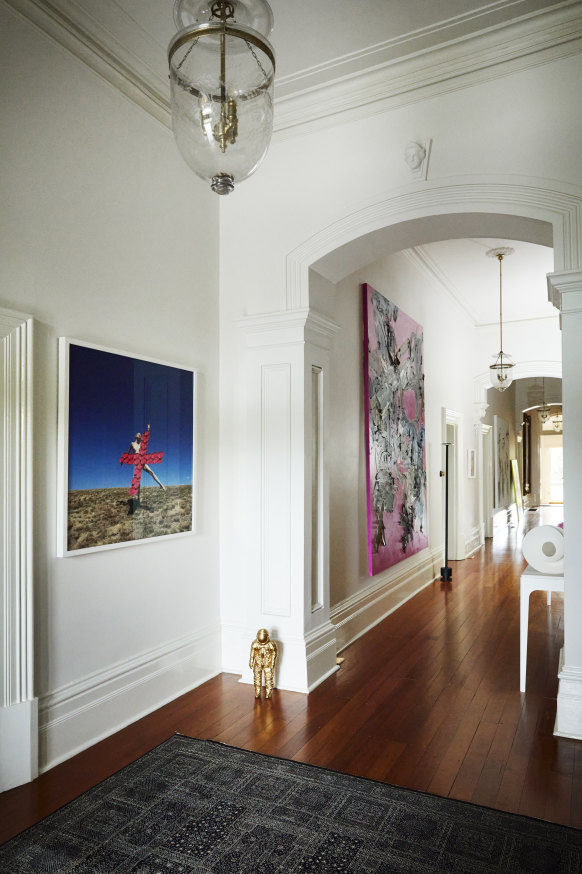 « L’art contemporain est régulièrement renouvelé parmi les œuvres d’époque, comme dans une galerie privée », explique Armstrong. L’œuvre photographique est signée Serap Osman.