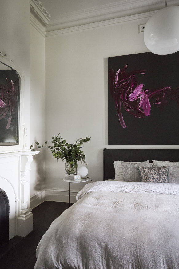 Une œuvre d'Armstrong est accrochée dans la chambre principale. « C'est tellement silencieux ici la nuit, ce que nous apprécions tous les deux après avoir vécu dans une rue animée de Melbourne », dit-elle.  