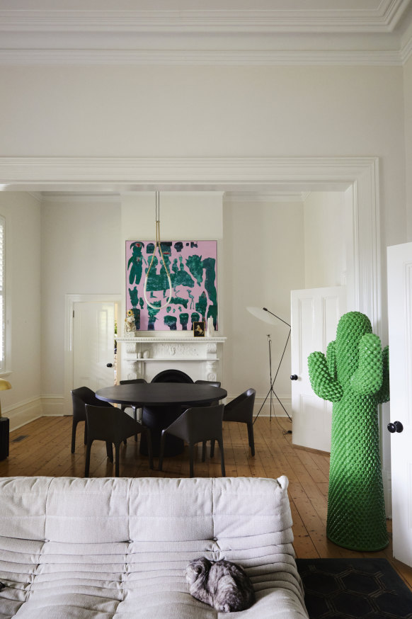 « Je convoitais une sculpture de cactus Gufram depuis des années et je savais que j'avais trouvé l'endroit parfait pour en installer une ici, dans le salon et la salle à manger », explique Armstrong.