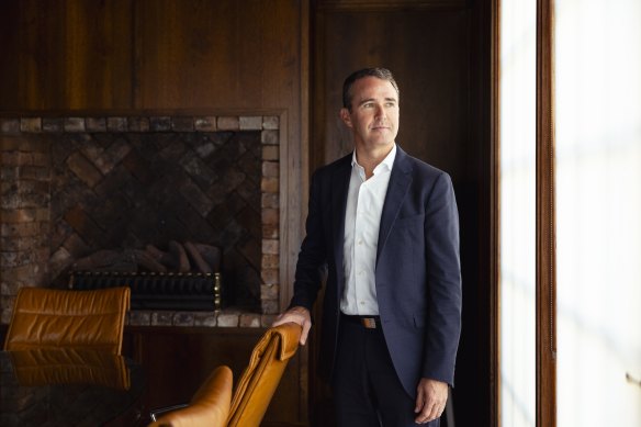 Jay Sammons dirigeait l'activité de produits de consommation de Carlyle lorsque la société a investi dans Beautycounter. Il a depuis évolué et a fondé SKKY Partners avec Kim Kardashian en 2022.