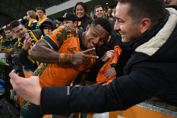Filippo Daugunu sourit avec ses fans après la victoire des Wallabies.