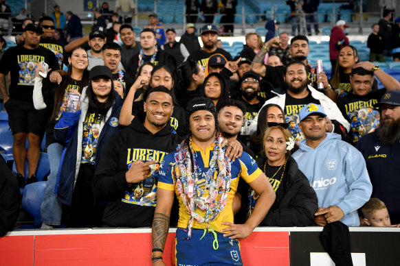 Ronaldo et Lorenzo Mulitalo après que Lorenzo ait fait ses débuts pour Parramatta contre les Gold Coast Titans.
