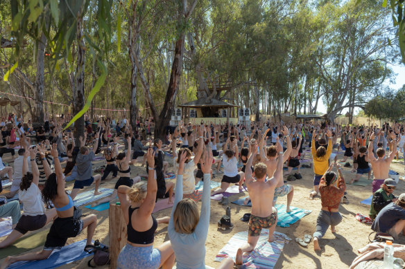 Des activités telles que le yoga matinal à Strawberry Fields et les courses en sous-vêtements à Mundi Mundi contribuent à façonner l'identité de ces festivals au-delà de la musique. 