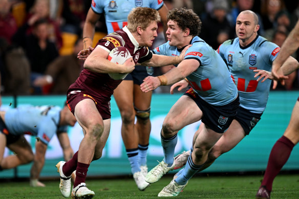 Tom Dearden court pour les Queensland Maroons contre les NSW Blues.