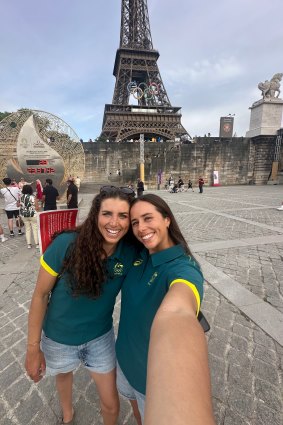 Jess et Noémie Fox devant la Tour Eiffel après les qualifications pour les JO 2024 à Paris.