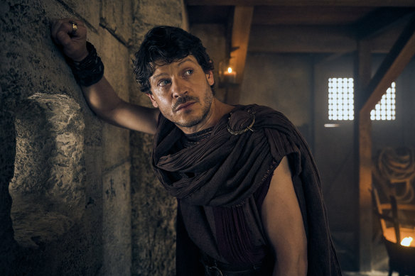 Iwan Rheon joue le bookmaker Tenax dans Ceux qui sont sur le point de mourir.