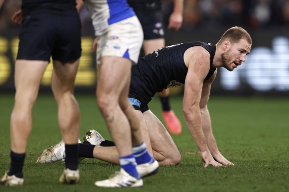 Coup dur : Harry McKay de Carlton a mis du temps à se remettre sur pied après avoir reçu un coup au troisième quart-temps contre North Melbourne.