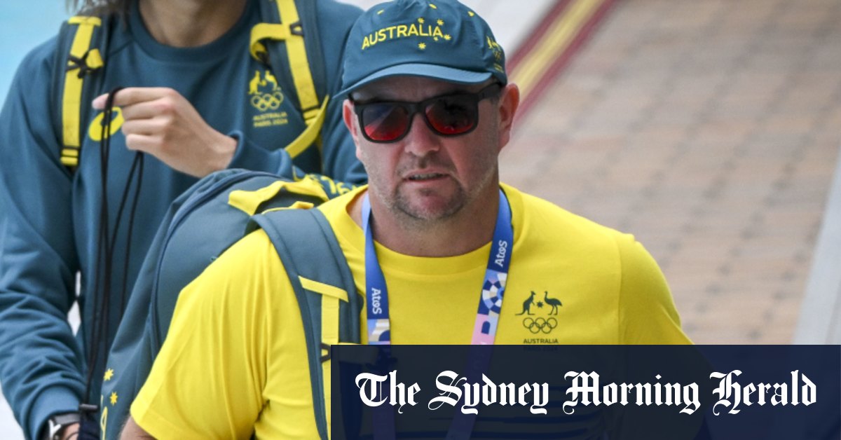 L'entraîneur de natation australien Michael Palfrey surpris en train de conseiller le Sud-Coréen Kim Woo-min