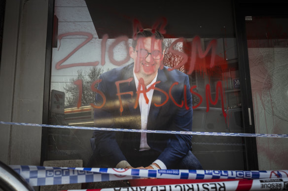 Le bureau de Melbourne du député juif Josh Burns a été vandalisé en juin.