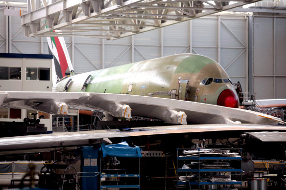Un A380 lors de son assemblage dans l'usine Airbus de Toulouse, en France.