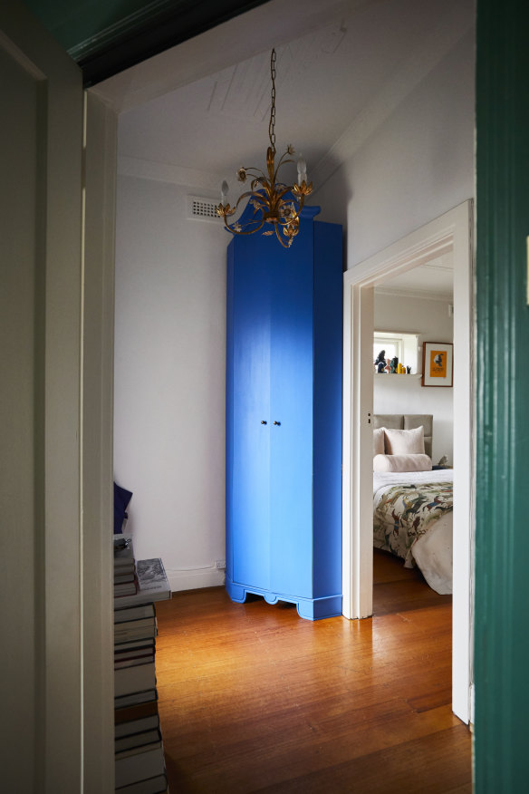 « Peter Nyary a créé pour nous cette incroyable armoire d’angle », explique Ung. « Elle met en valeur les hauts plafonds et offre un espace de rangement pour notre collection de chaussures en constante expansion.