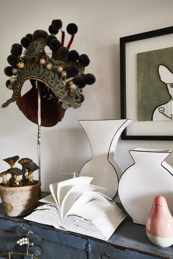 « Le bureau regorge de trésors, comme le buffet italien et les portraits d’animaux de Rona Green », explique Elliott. La sculpture en forme de champignon est d’Aimee Pradel.