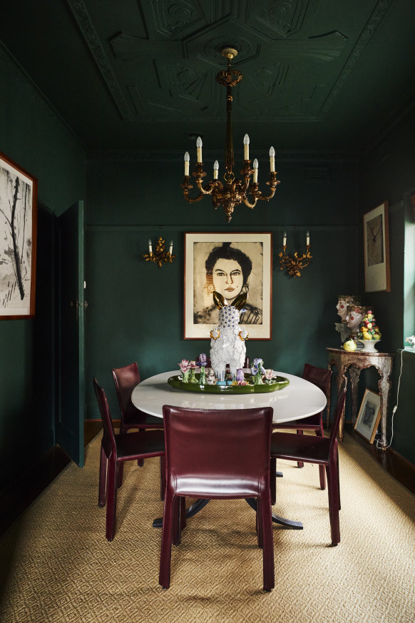 « Il a fallu cinq déménageurs pour faire entrer notre table à manger en marbre et en acier dans l'appartement. On peut dire sans se tromper qu'elle ne partira jamais », explique Ung.