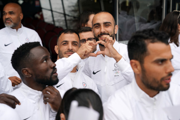 Kasra Mehdipournejad (à droite) et Iman Mahdavi de l'équipe olympique des réfugiés posent pour une photo lors de la cérémonie d'ouverture des Jeux de Paris.