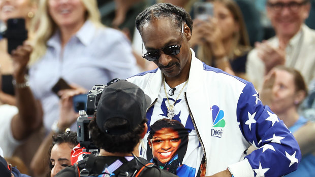 Le rappeur américain Snoop Dogg porte un t-shirt Simone Biles alors qu'il assiste à l'épreuve de qualification féminine de gymnastique artistique.