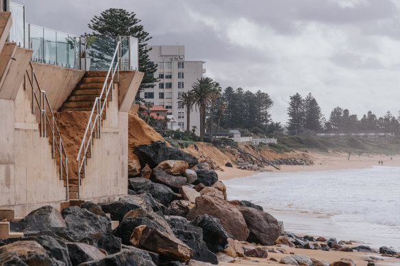 La digue privée remplie de sable avec l'érosion de la plage en contrebas le long du front de mer de Collaroy.