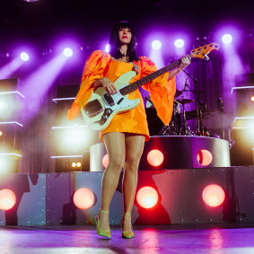 Laura Lee Ochoa sur scène avec Khruangbin au Sidney Myer Music Bowl en 2022.