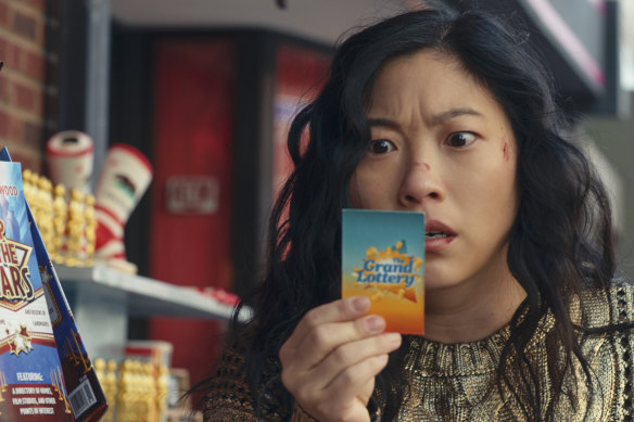 Katie Kim (Awkwafina) découvre qu'elle a gagné à la loterie Jackpot !