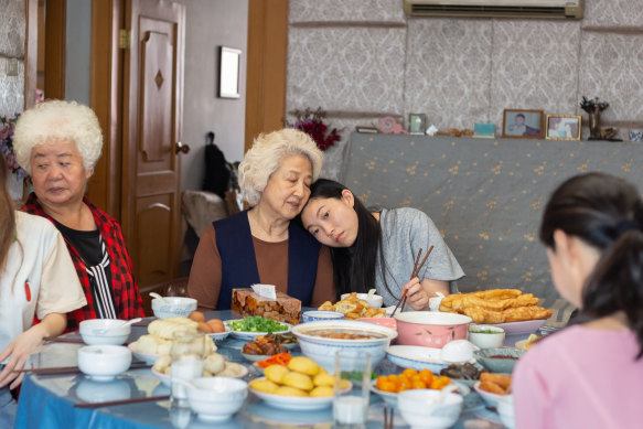 Awkwafina joue la petite-fille de sa grand-mère mourante (Zhao Shuzhen) dans L'Adieu.