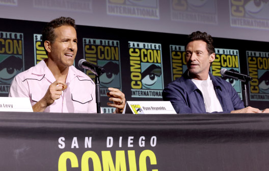Ryan Reynolds et Hugh Jackman font la promotion de Deadpool et Wolverine au ComicCon.
