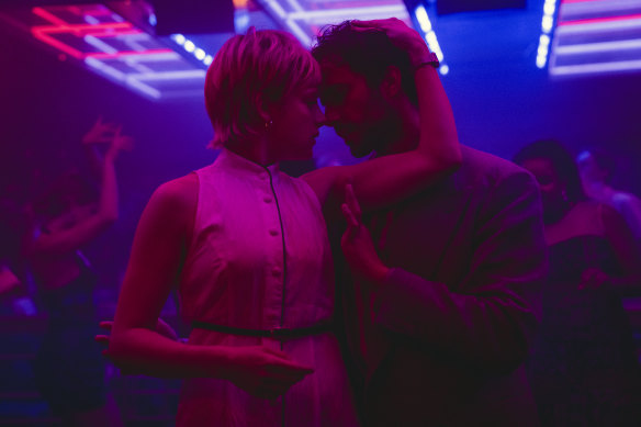 Jella Haase (à gauche) dans le rôle de l'anti-héroïne de la série animée en huit parties Kleo de Netflix.