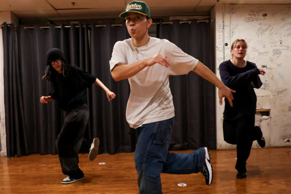 J'ai eu du mal à suivre le b-boy Kohey (au centre) et Fino Lin, 29 ans (à gauche), qui a déjà suivi ce cours à plusieurs reprises.