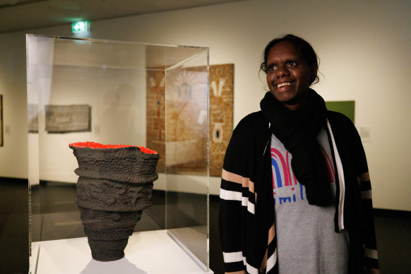 L'artiste Josina Pumani photographiée avec son œuvre Maralinga.