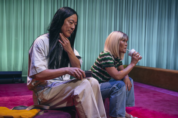 Taka Takiguchi et Yumi Umiumare dans une scène d'Apologia au Malthouse Theatre.