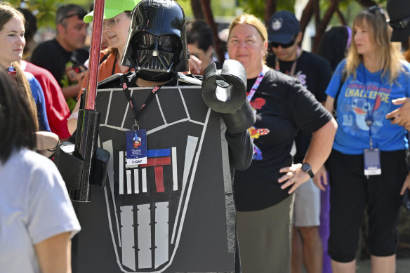 Andrea Feale est déguisé en Lego Dark Vador à l'extérieur de la convention D23.
