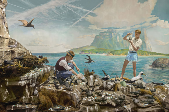 Cast away d'Anne Zahalka comprend un diorama du Musée australien avec des photos superposées numériquement d'hommes dans les années 1920 lors d'une excursion sur l'île Lord Howe.