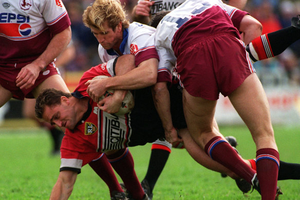 L'exécuteur de North Sydney, Billy Moore, est conduit sur le terrain de Brookvale par Des Hasler de Manly en 1995.