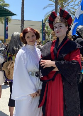 Amenez votre fille au travail aujourd'hui… les fans en « cosplay » comme la princesse Leia et la reine Padmé Amidala.