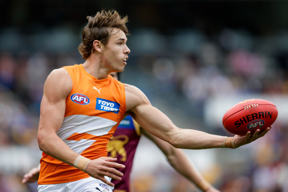 Aaron Cadman montre le Sherrin à ses adversaires des Lions.